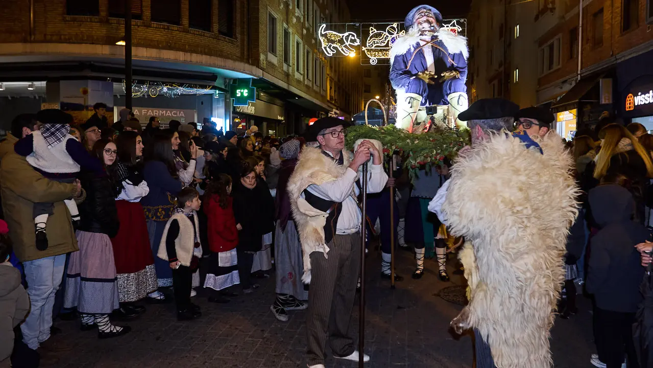 Desfile de Olentzero por las calles de Pamplona en la Nochebuena de 2025. I&Ntilde;IGO ALZUGARAY
