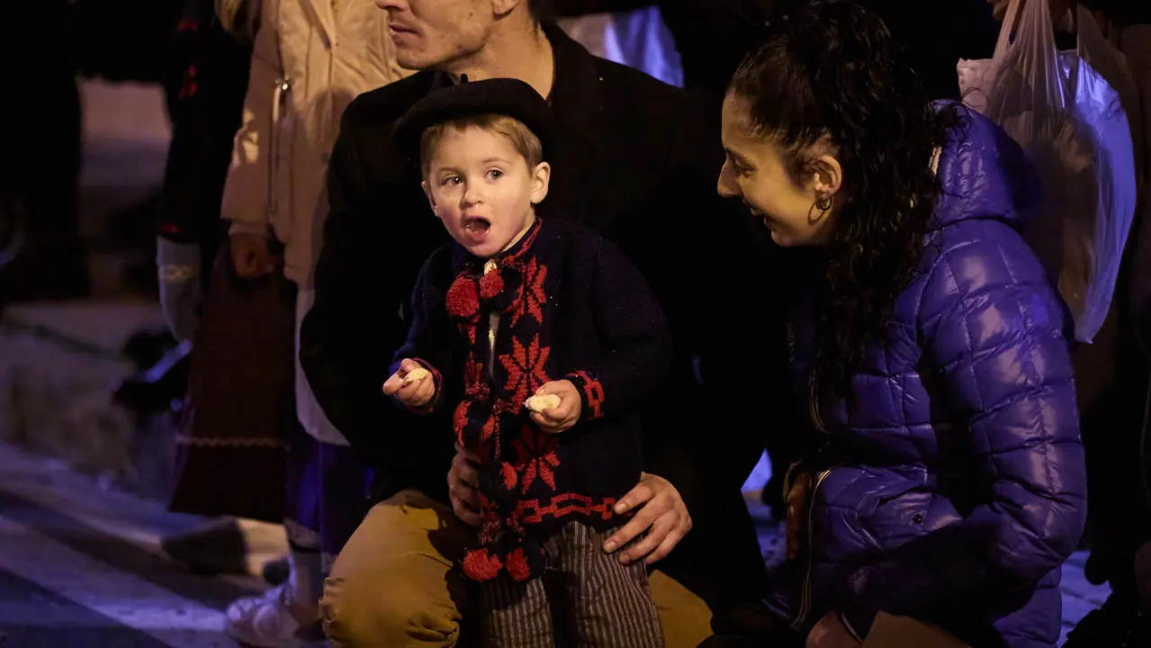 Desfile de Olentzero por las calles de Pamplona en la Nochebuena de 2025. I&Ntilde;IGO ALZUGARAY