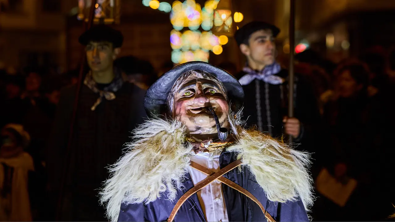 Desfile de Olentzero por las calles de Pamplona en la Nochebuena de 2025. I&Ntilde;IGO ALZUGARAY