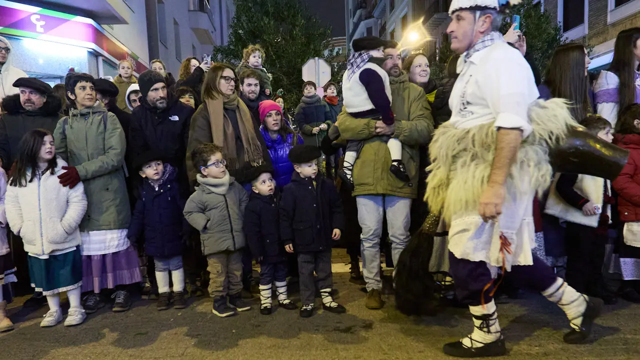 Desfile de Olentzero por las calles de Pamplona en la Nochebuena de 2025. I&Ntilde;IGO ALZUGARAY