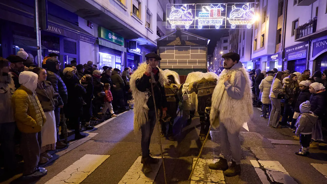 Desfile de Olentzero por las calles de Pamplona en la Nochebuena de 2025. I&Ntilde;IGO ALZUGARAY