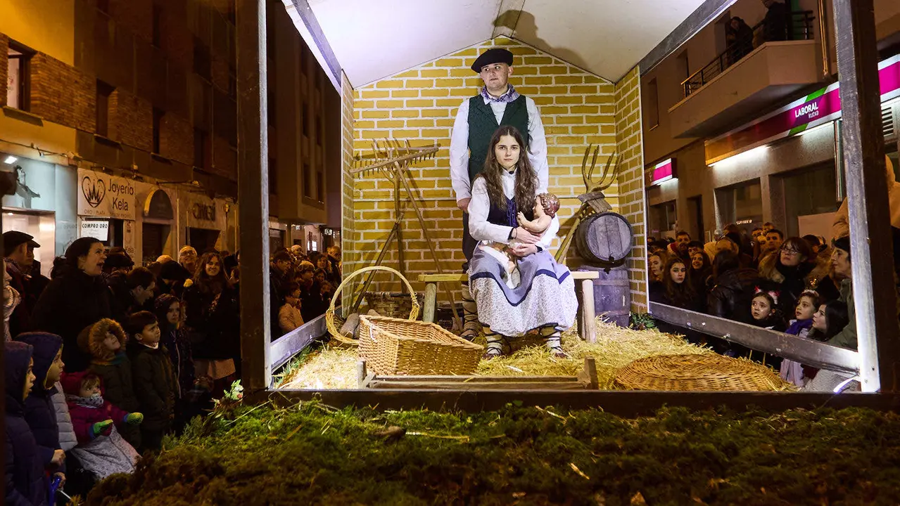 Desfile de Olentzero por las calles de Pamplona en la Nochebuena de 2025. I&Ntilde;IGO ALZUGARAY