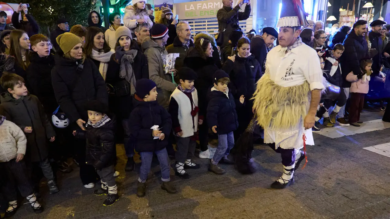 Desfile de Olentzero por las calles de Pamplona en la Nochebuena de 2025. I&Ntilde;IGO ALZUGARAY