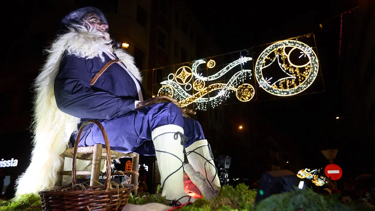 Desfile de Olentzero por las calles de Pamplona en la Nochebuena de 2025. I&Ntilde;IGO ALZUGARAY