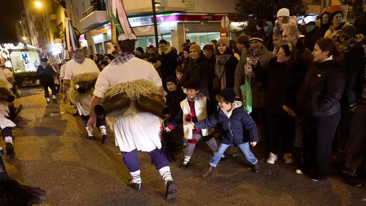 Desfile de Olentzero por las calles de Pamplona en la Nochebuena de 2025. I&Ntilde;IGO ALZUGARAY