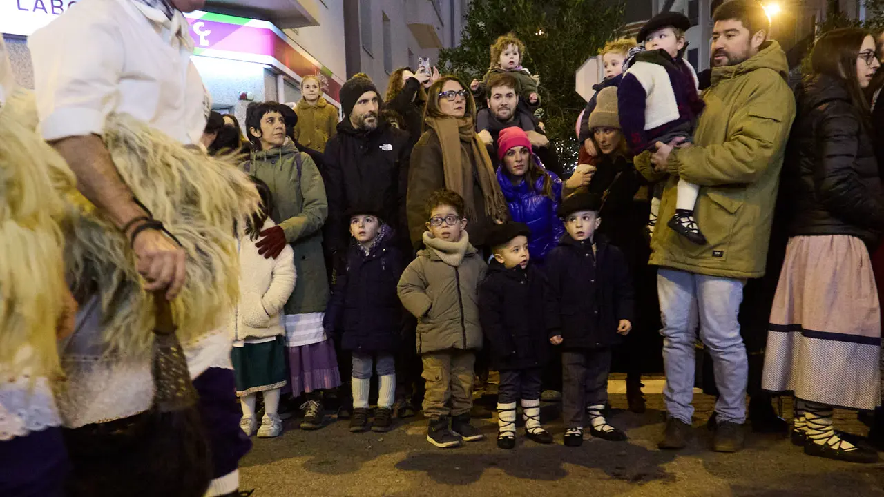 Desfile de Olentzero por las calles de Pamplona en la Nochebuena de 2025. I&Ntilde;IGO ALZUGARAY