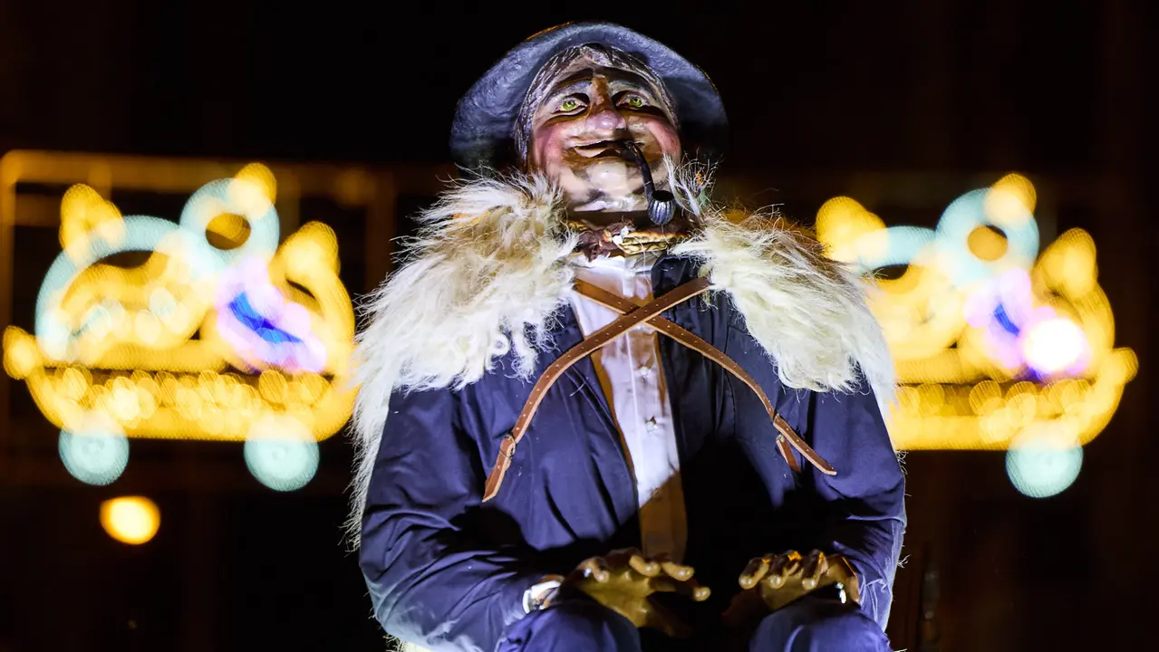 Desfile de Olentzero por las calles de Pamplona en la Nochebuena de 2025. I&Ntilde;IGO ALZUGARAY