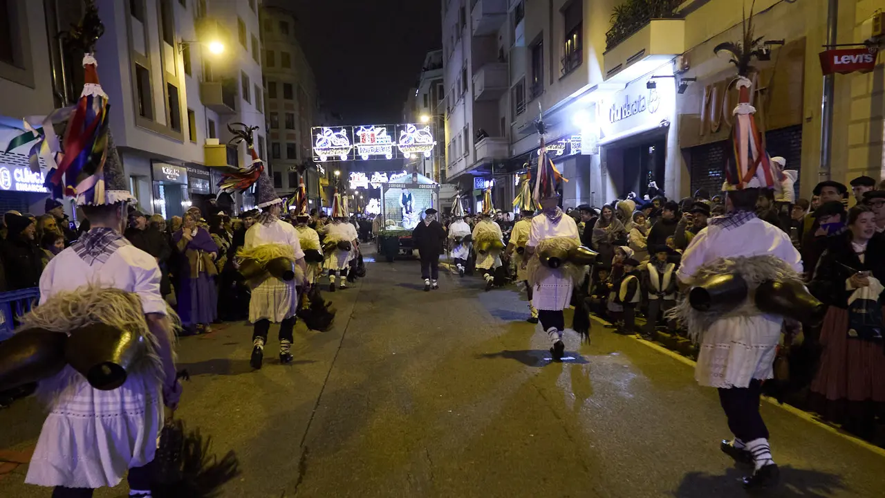 Desfile de Olentzero por las calles de Pamplona en la Nochebuena de 2025. I&Ntilde;IGO ALZUGARAY