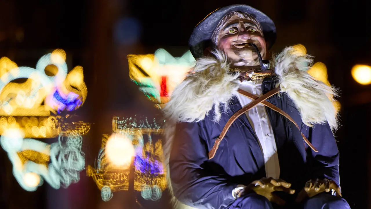 Desfile de Olentzero por las calles de Pamplona en la Nochebuena de 2025. I&Ntilde;IGO ALZUGARAY