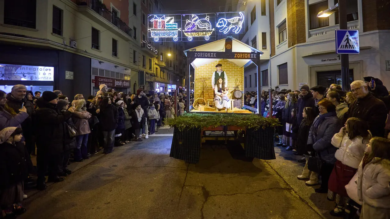Desfile de Olentzero por las calles de Pamplona en la Nochebuena de 2025. I&Ntilde;IGO ALZUGARAY