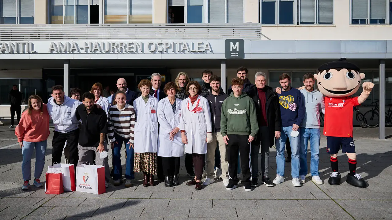Jugadores y jugadoras de Osasuna realizan la tradicional visita a los ni&ntilde;os y ni&ntilde;as del Hospotal Universitario de Navarra. PABLO LASAOSA