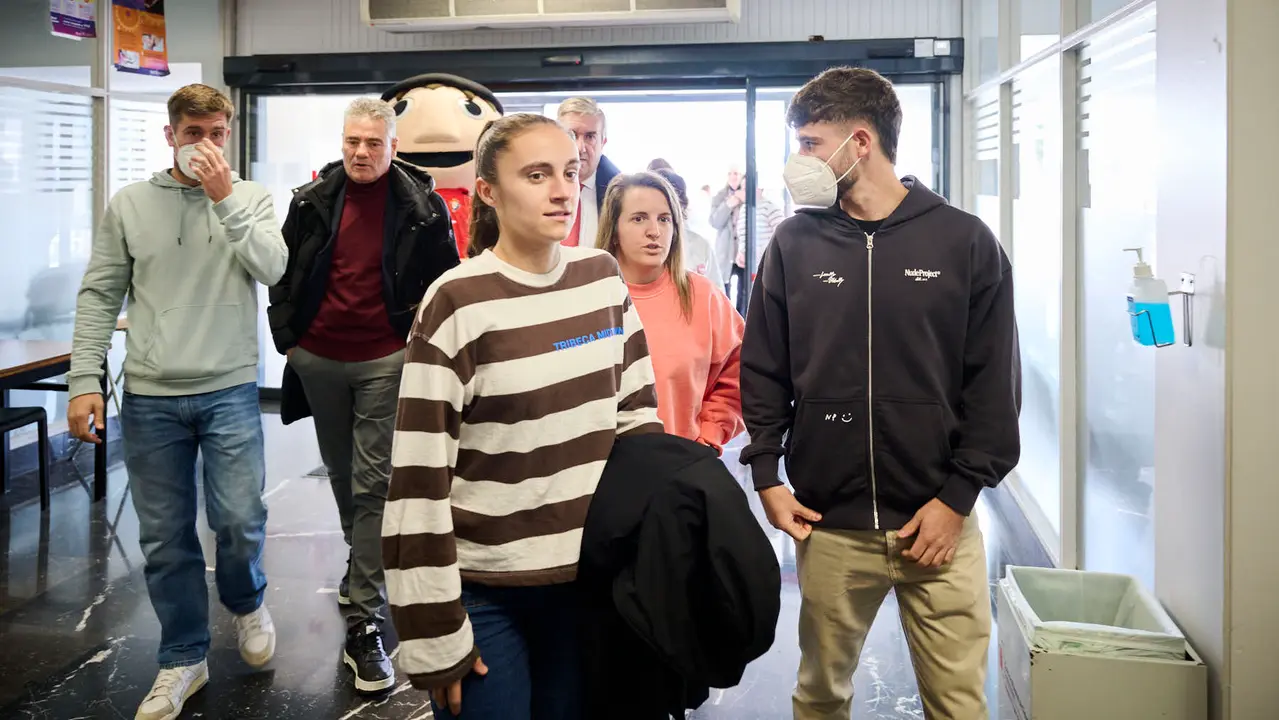 Jugadores y jugadoras de Osasuna realizan la tradicional visita a los ni&ntilde;os y ni&ntilde;as del Hospotal Universitario de Navarra. PABLO LASAOSA