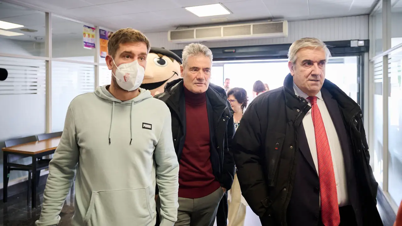 Jugadores y jugadoras de Osasuna realizan la tradicional visita a los ni&ntilde;os y ni&ntilde;as del Hospotal Universitario de Navarra. PABLO LASAOSA
