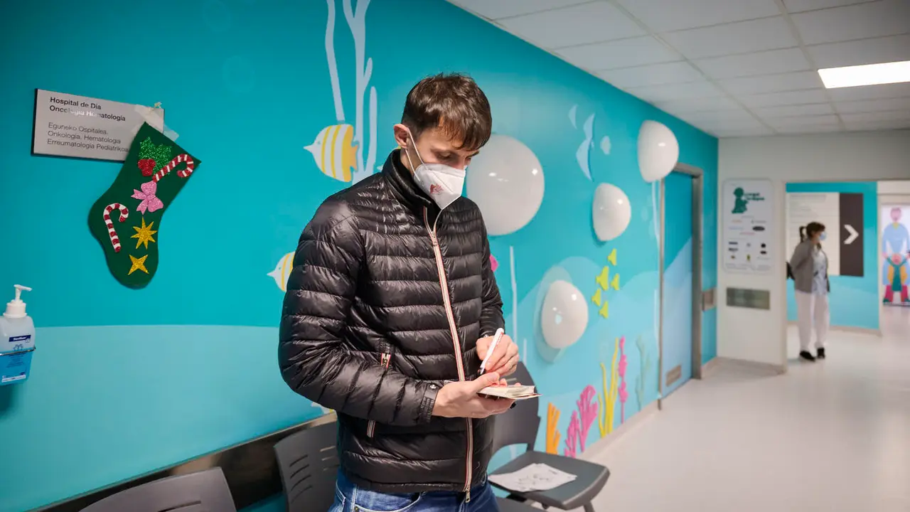 Jugadores y jugadoras de Osasuna realizan la tradicional visita a los ni&ntilde;os y ni&ntilde;as del Hospotal Universitario de Navarra. PABLO LASAOSA