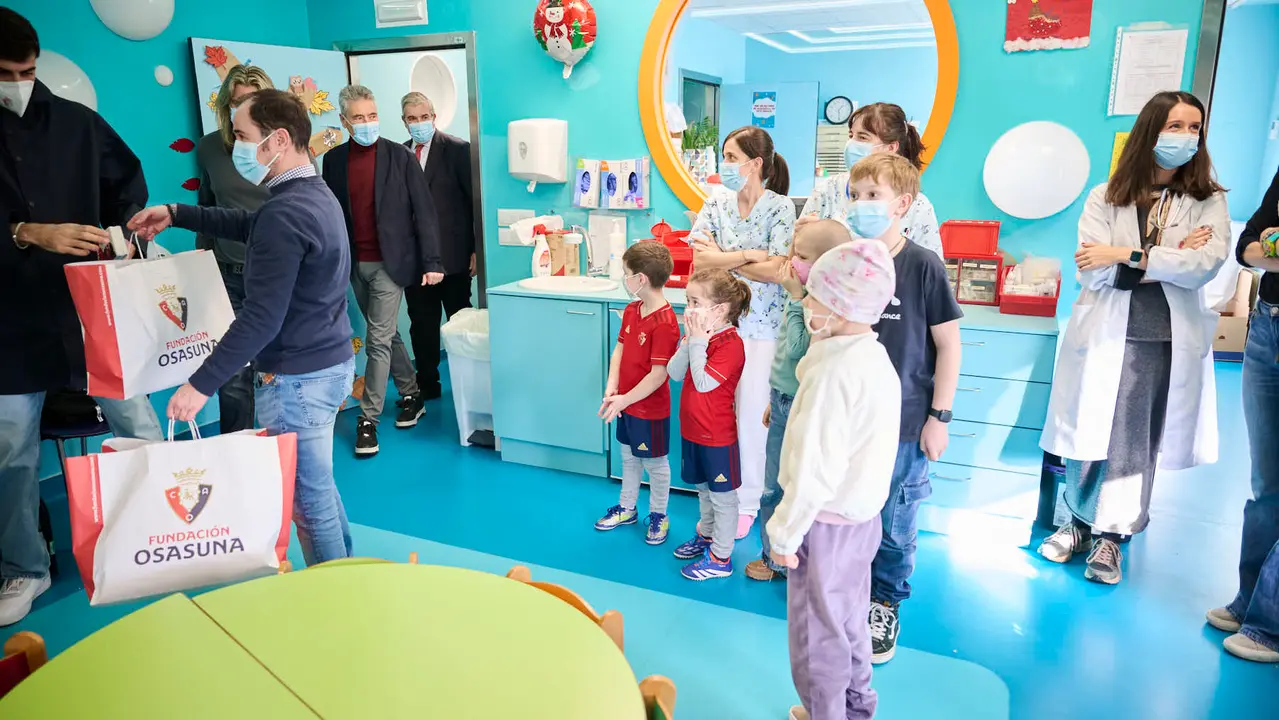Jugadores y jugadoras de Osasuna realizan la tradicional visita a los ni&ntilde;os y ni&ntilde;as del Hospotal Universitario de Navarra. PABLO LASAOSA
