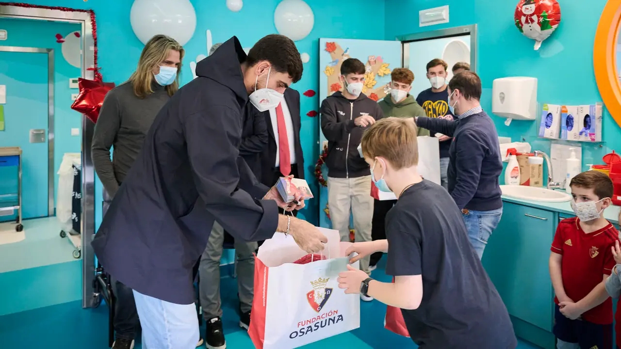 Jugadores y jugadoras de Osasuna realizan la tradicional visita a los ni&ntilde;os y ni&ntilde;as del Hospotal Universitario de Navarra. PABLO LASAOSA