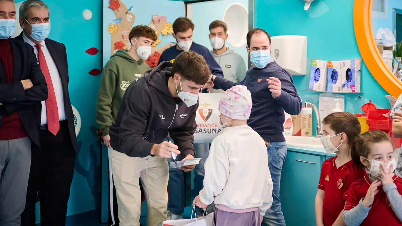 Jugadores y jugadoras de Osasuna realizan la tradicional visita a los ni&ntilde;os y ni&ntilde;as del Hospotal Universitario de Navarra. PABLO LASAOSA