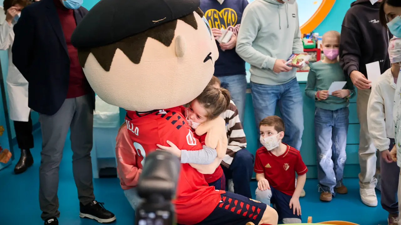 Jugadores y jugadoras de Osasuna realizan la tradicional visita a los ni&ntilde;os y ni&ntilde;as del Hospotal Universitario de Navarra. PABLO LASAOSA