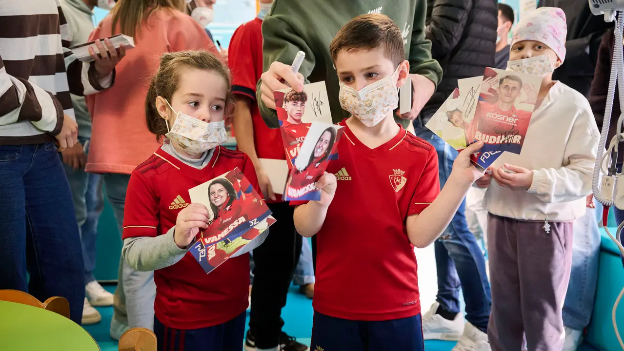 Jugadores y jugadoras de Osasuna realizan la tradicional visita a los ni&ntilde;os y ni&ntilde;as del Hospotal Universitario de Navarra. PABLO LASAOSA