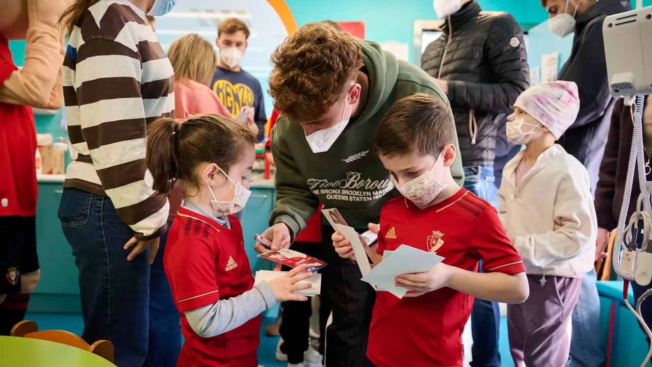 Jugadores y jugadoras de Osasuna realizan la tradicional visita a los ni&ntilde;os y ni&ntilde;as del Hospotal Universitario de Navarra. PABLO LASAOSA