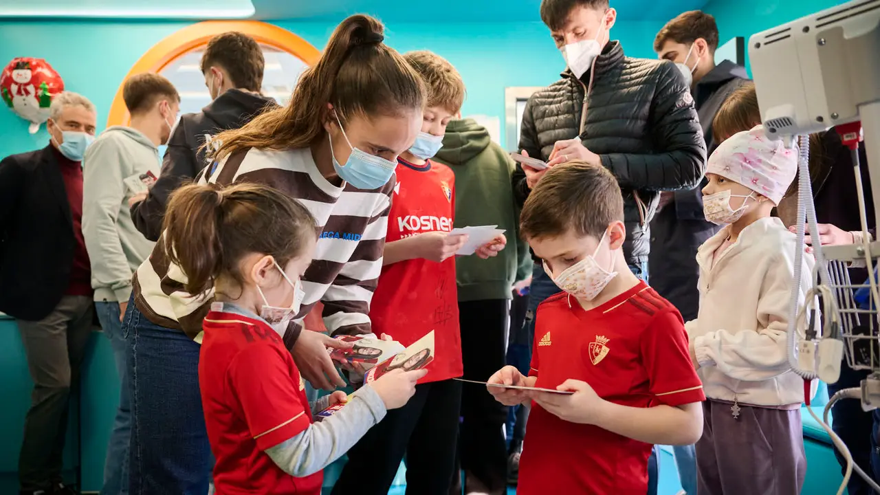 Jugadores y jugadoras de Osasuna realizan la tradicional visita a los ni&ntilde;os y ni&ntilde;as del Hospotal Universitario de Navarra. PABLO LASAOSA