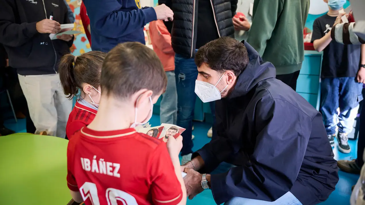 Jugadores y jugadoras de Osasuna realizan la tradicional visita a los ni&ntilde;os y ni&ntilde;as del Hospotal Universitario de Navarra. PABLO LASAOSA
