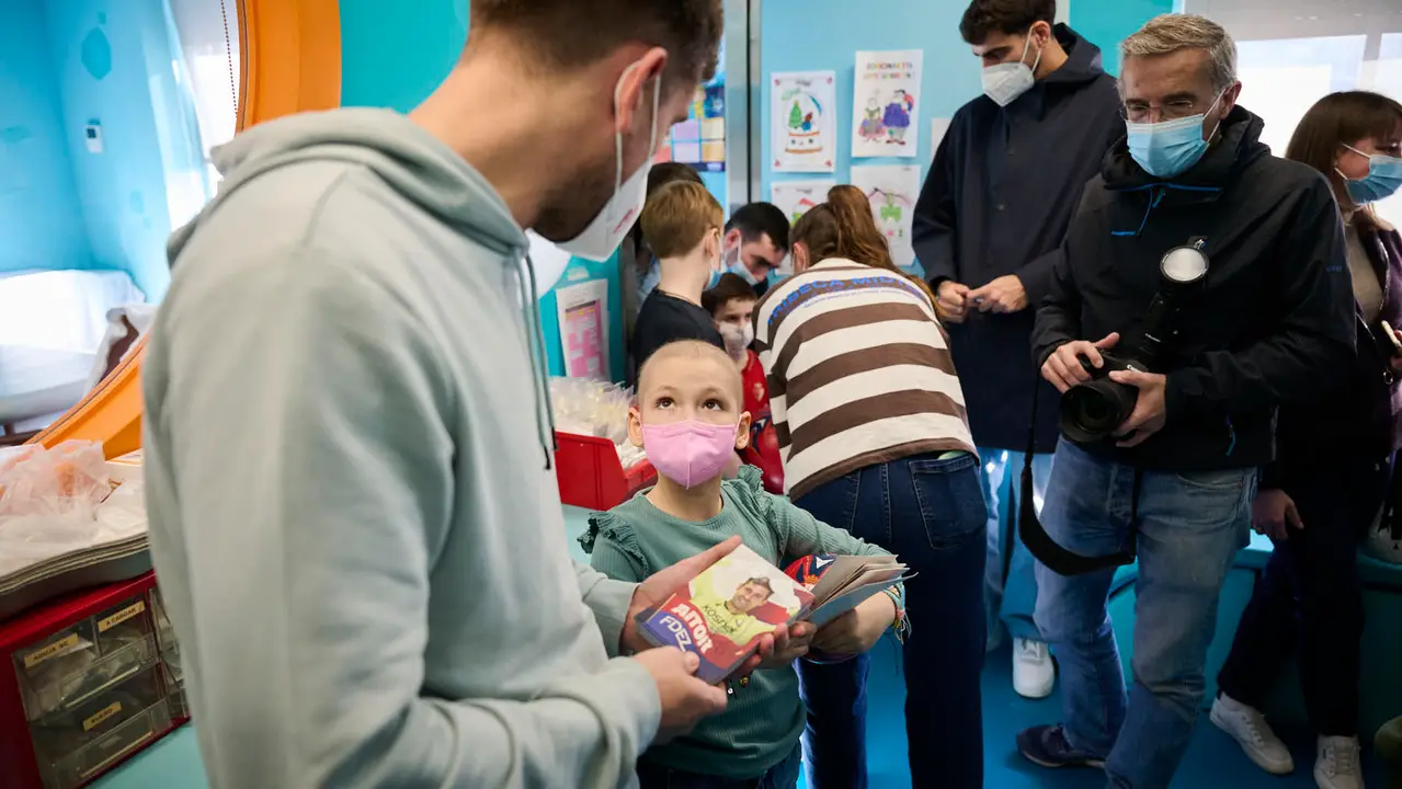 Jugadores y jugadoras de Osasuna realizan la tradicional visita a los ni&ntilde;os y ni&ntilde;as del Hospotal Universitario de Navarra. PABLO LASAOSA