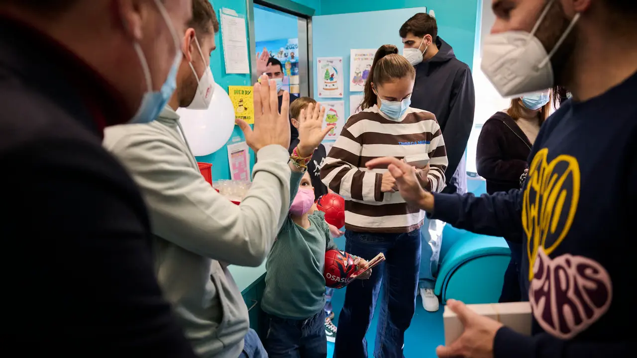 Jugadores y jugadoras de Osasuna realizan la tradicional visita a los ni&ntilde;os y ni&ntilde;as del Hospotal Universitario de Navarra. PABLO LASAOSA