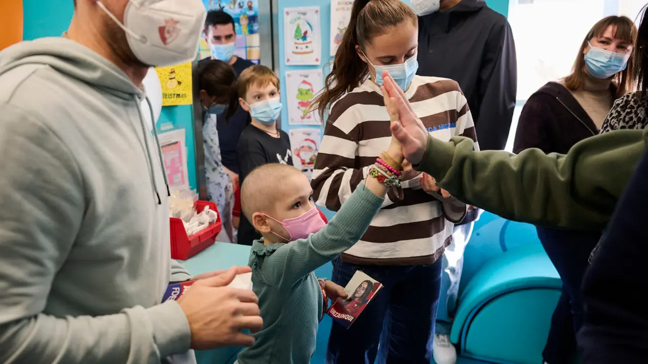 Jugadores y jugadoras de Osasuna realizan la tradicional visita a los ni&ntilde;os y ni&ntilde;as del Hospotal Universitario de Navarra. PABLO LASAOSA