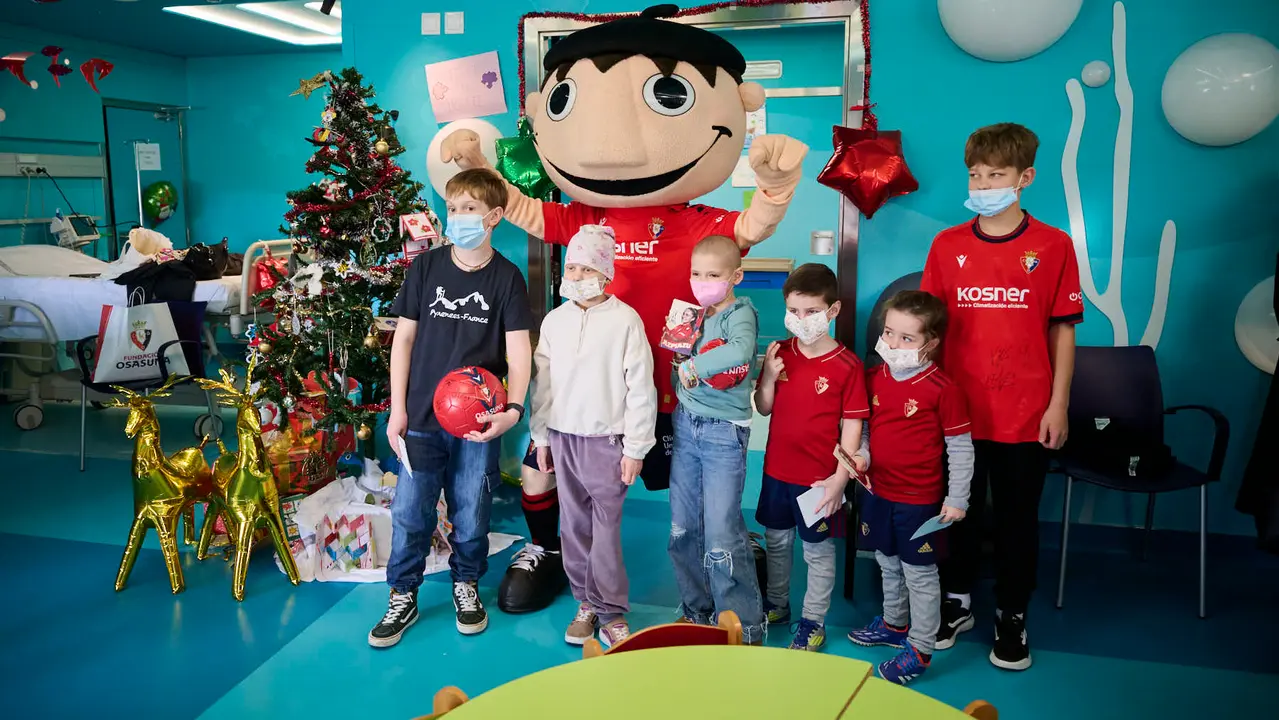 Jugadores y jugadoras de Osasuna realizan la tradicional visita a los ni&ntilde;os y ni&ntilde;as del Hospotal Universitario de Navarra. PABLO LASAOSA