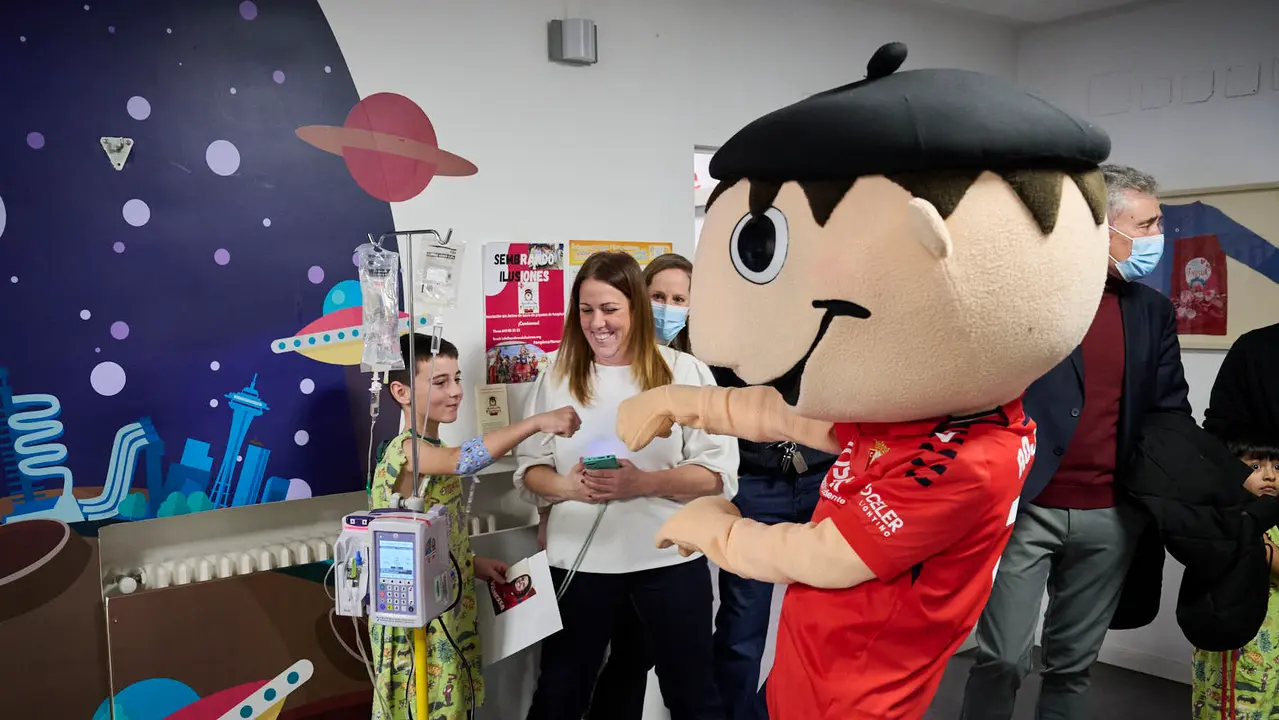 Jugadores y jugadoras de Osasuna realizan la tradicional visita a los ni&ntilde;os y ni&ntilde;as del Hospotal Universitario de Navarra. PABLO LASAOSA