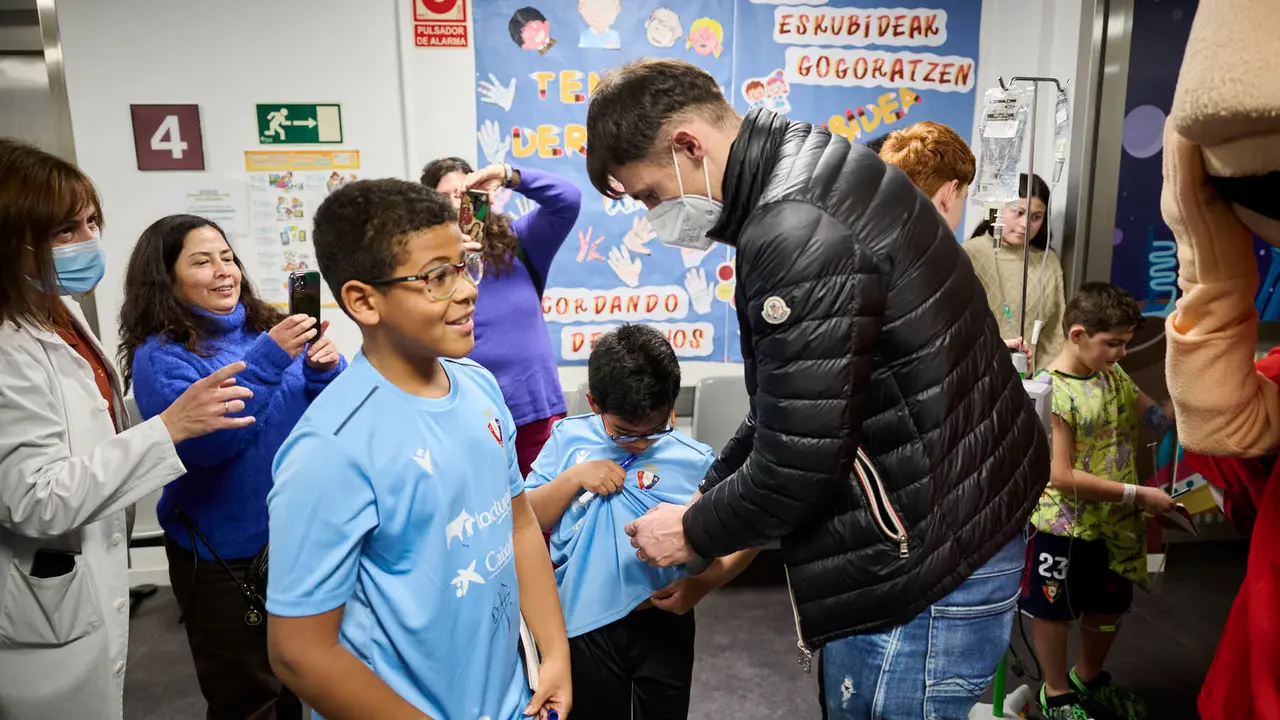 Jugadores y jugadoras de Osasuna realizan la tradicional visita a los ni&ntilde;os y ni&ntilde;as del Hospotal Universitario de Navarra. PABLO LASAOSA