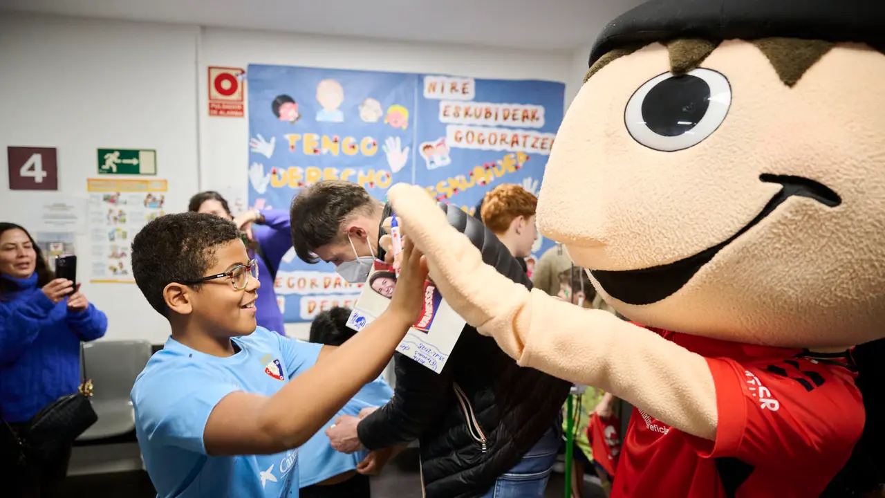 Jugadores y jugadoras de Osasuna realizan la tradicional visita a los ni&ntilde;os y ni&ntilde;as del Hospotal Universitario de Navarra. PABLO LASAOSA