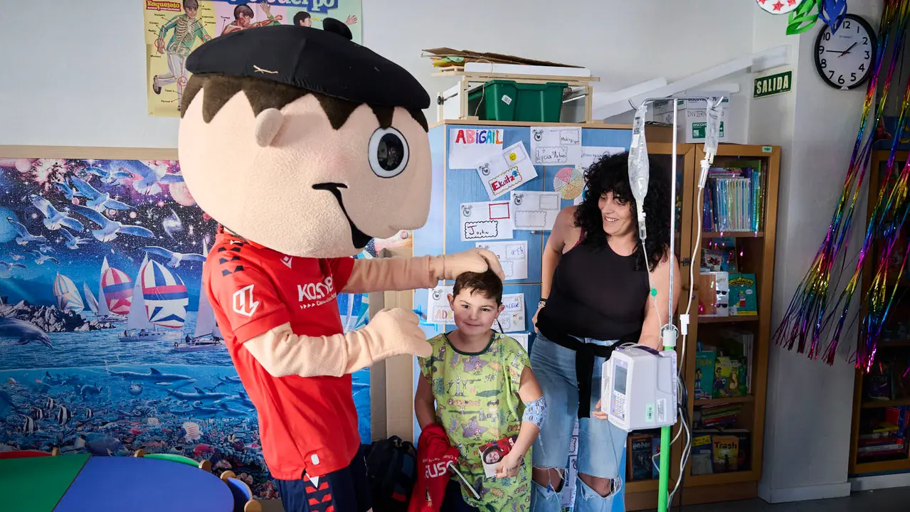Jugadores y jugadoras de Osasuna realizan la tradicional visita a los ni&ntilde;os y ni&ntilde;as del Hospotal Universitario de Navarra. PABLO LASAOSA