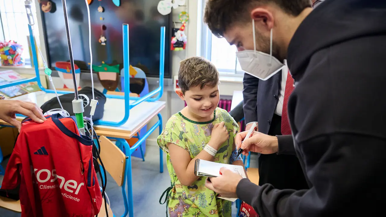Jugadores y jugadoras de Osasuna realizan la tradicional visita a los ni&ntilde;os y ni&ntilde;as del Hospotal Universitario de Navarra. PABLO LASAOSA
