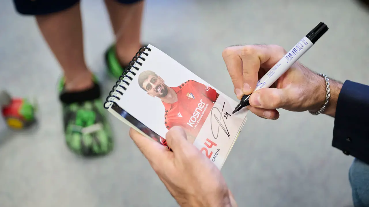 Jugadores y jugadoras de Osasuna realizan la tradicional visita a los ni&ntilde;os y ni&ntilde;as del Hospotal Universitario de Navarra. PABLO LASAOSA