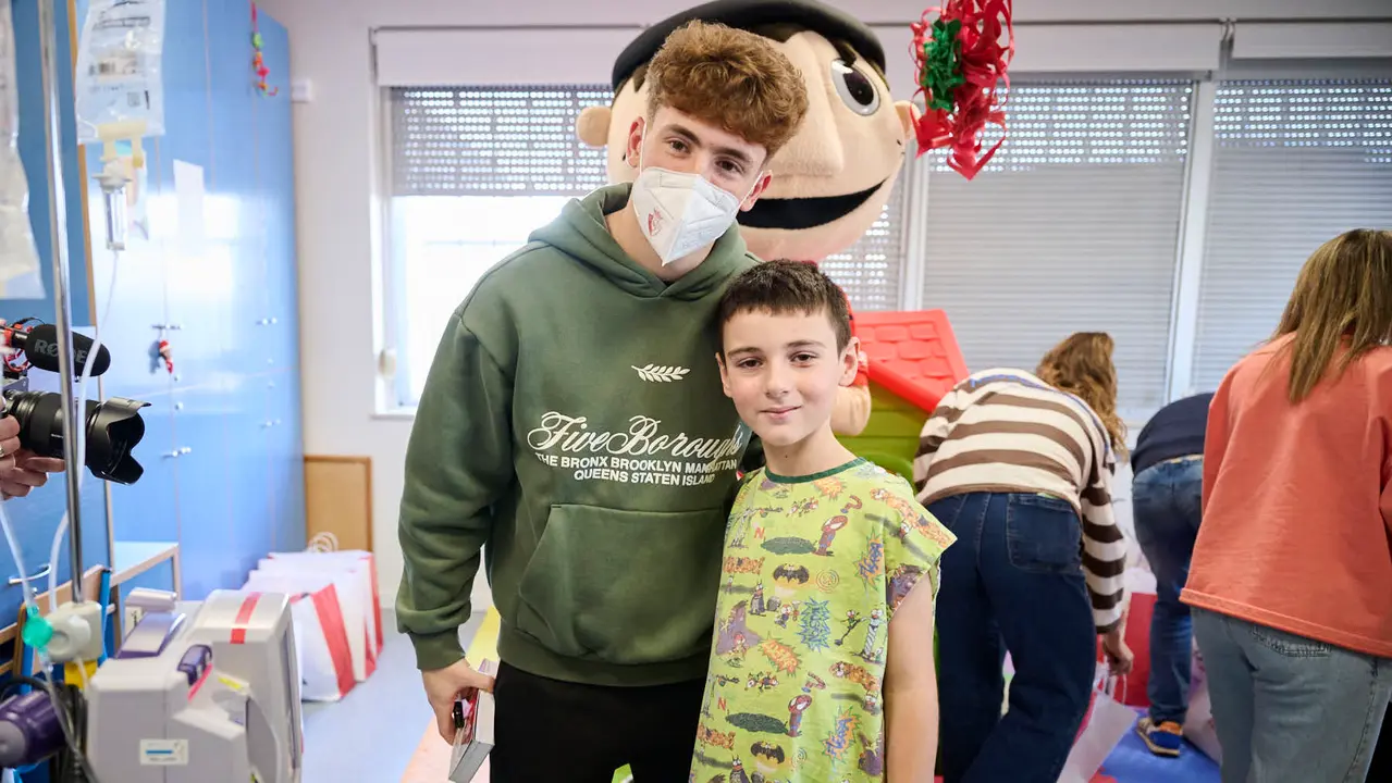 Jugadores y jugadoras de Osasuna realizan la tradicional visita a los ni&ntilde;os y ni&ntilde;as del Hospotal Universitario de Navarra. PABLO LASAOSA