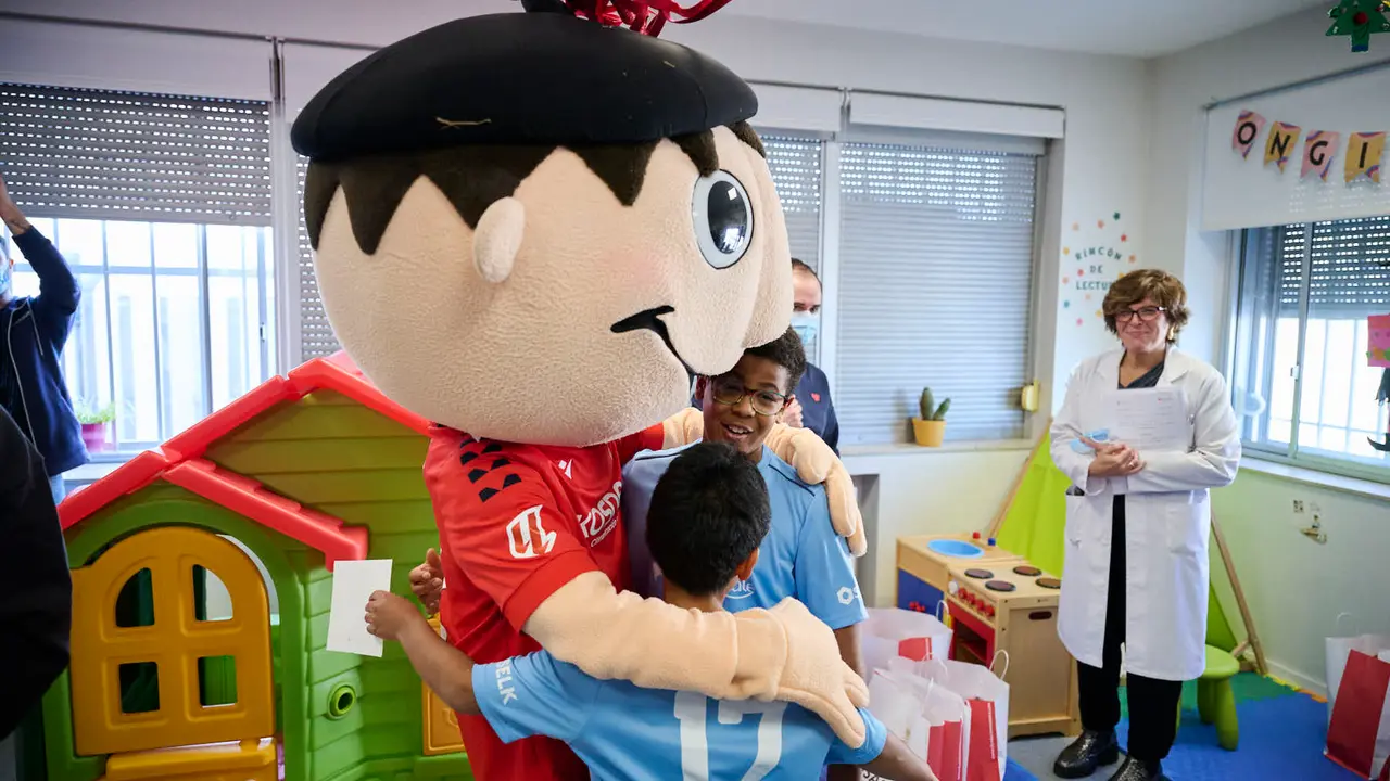 Jugadores y jugadoras de Osasuna realizan la tradicional visita a los ni&ntilde;os y ni&ntilde;as del Hospotal Universitario de Navarra. PABLO LASAOSA