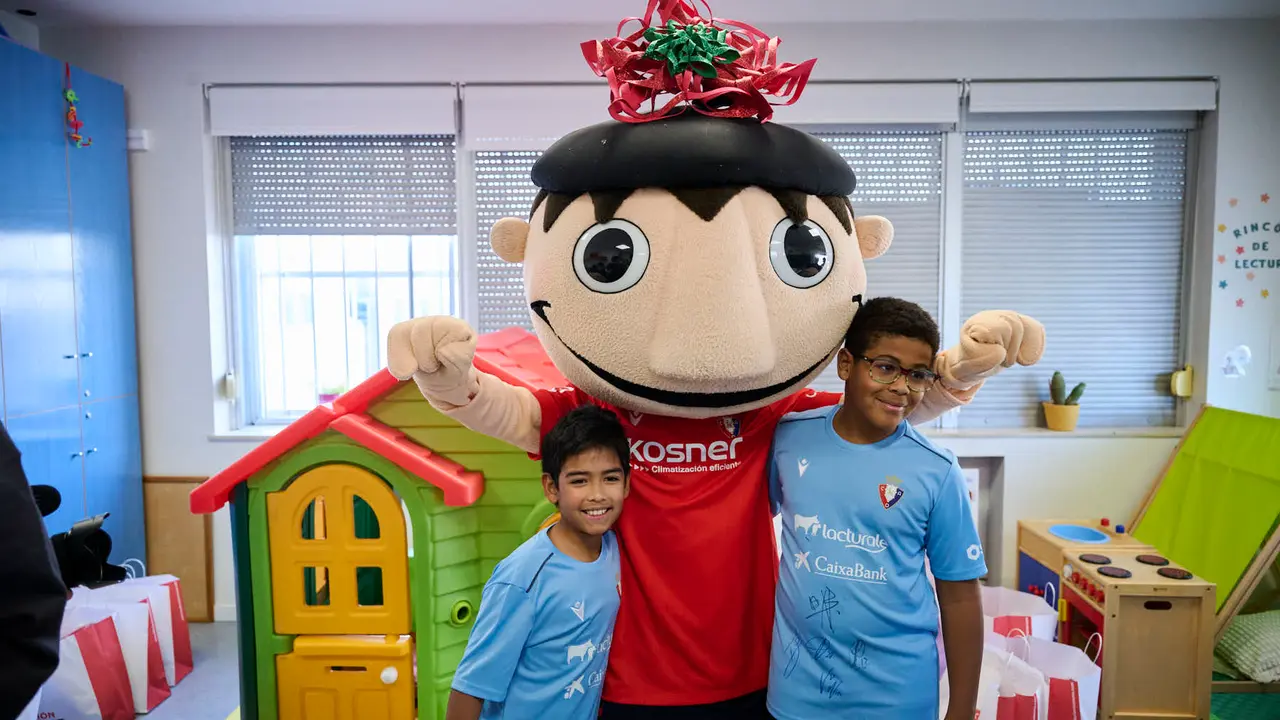 Jugadores y jugadoras de Osasuna realizan la tradicional visita a los ni&ntilde;os y ni&ntilde;as del Hospotal Universitario de Navarra. PABLO LASAOSA