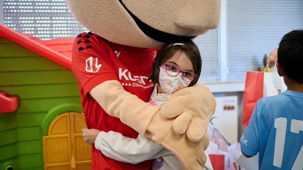 Jugadores y jugadoras de Osasuna realizan la tradicional visita a los ni&ntilde;os y ni&ntilde;as del Hospotal Universitario de Navarra. PABLO LASAOSA