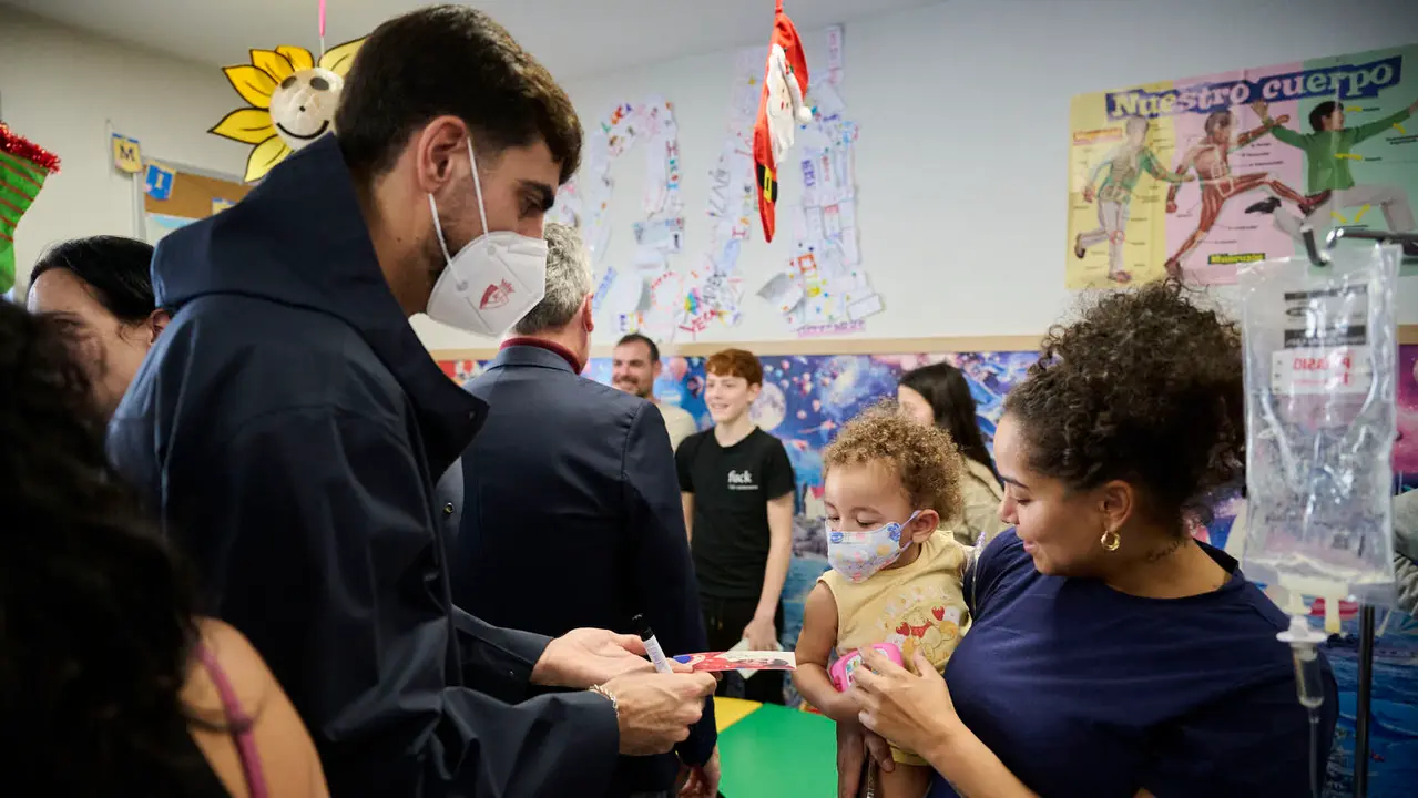 Jugadores y jugadoras de Osasuna realizan la tradicional visita a los ni&ntilde;os y ni&ntilde;as del Hospotal Universitario de Navarra. PABLO LASAOSA