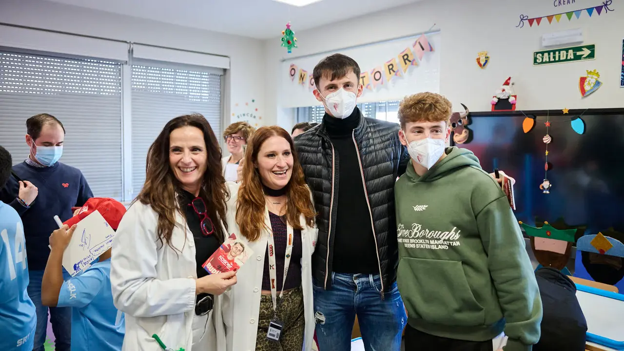 Jugadores y jugadoras de Osasuna realizan la tradicional visita a los ni&ntilde;os y ni&ntilde;as del Hospotal Universitario de Navarra. PABLO LASAOSA