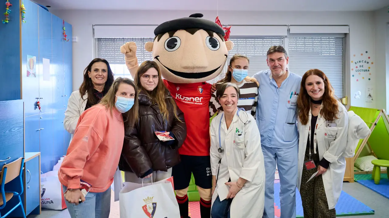 Jugadores y jugadoras de Osasuna realizan la tradicional visita a los ni&ntilde;os y ni&ntilde;as del Hospotal Universitario de Navarra. PABLO LASAOSA