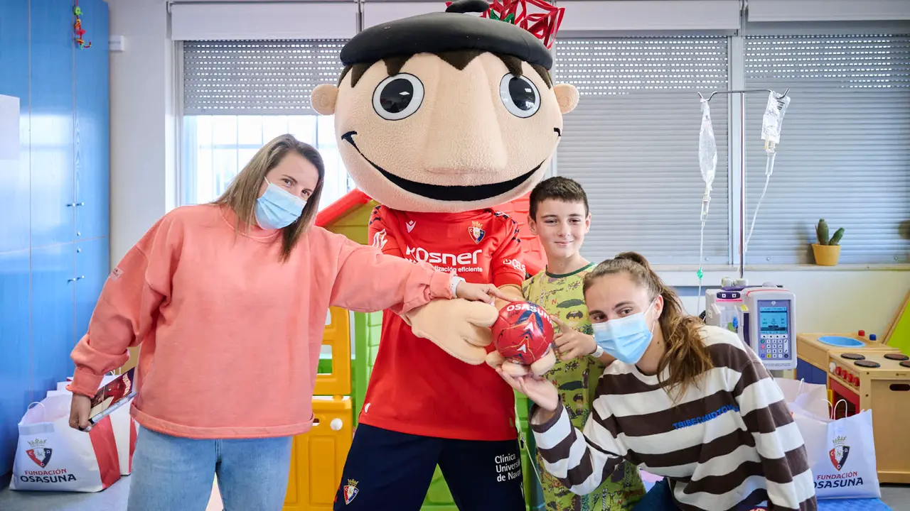 Jugadores y jugadoras de Osasuna realizan la tradicional visita a los ni&ntilde;os y ni&ntilde;as del Hospotal Universitario de Navarra. PABLO LASAOSA