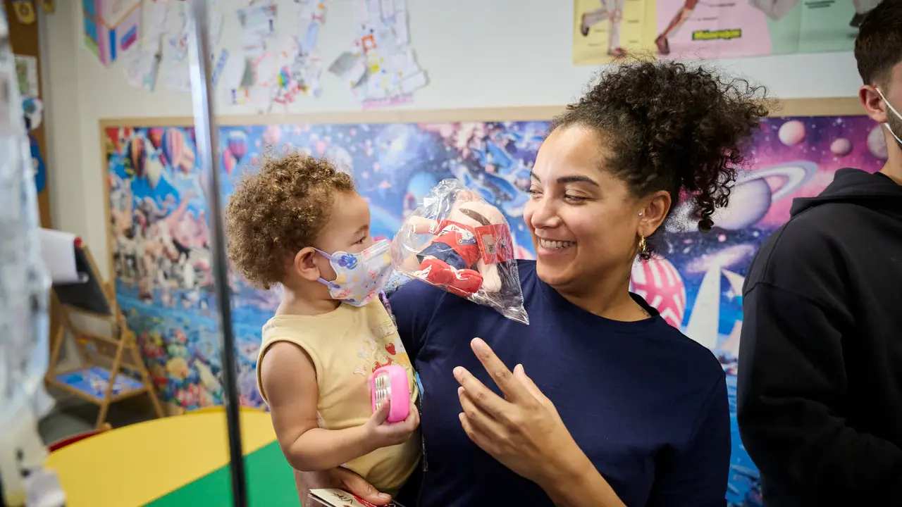 Jugadores y jugadoras de Osasuna realizan la tradicional visita a los ni&ntilde;os y ni&ntilde;as del Hospotal Universitario de Navarra. PABLO LASAOSA