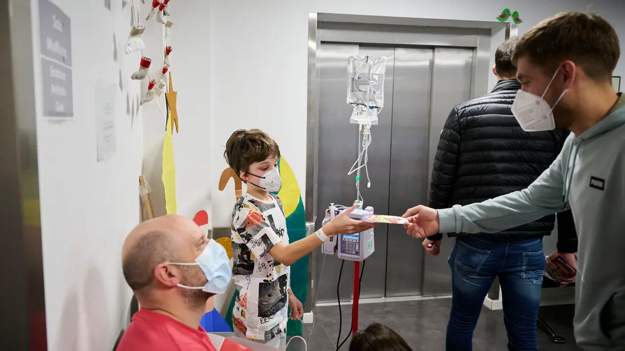 Jugadores y jugadoras de Osasuna realizan la tradicional visita a los ni&ntilde;os y ni&ntilde;as del Hospotal Universitario de Navarra. PABLO LASAOSA