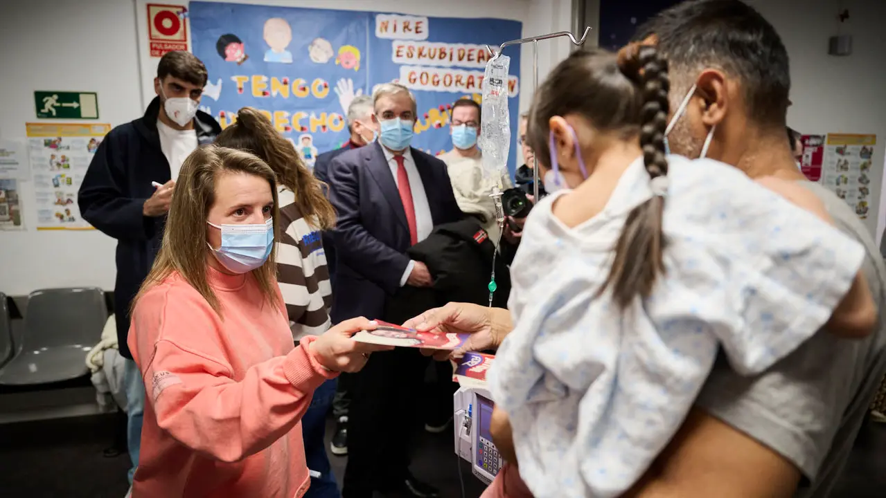 Jugadores y jugadoras de Osasuna realizan la tradicional visita a los ni&ntilde;os y ni&ntilde;as del Hospotal Universitario de Navarra. PABLO LASAOSA