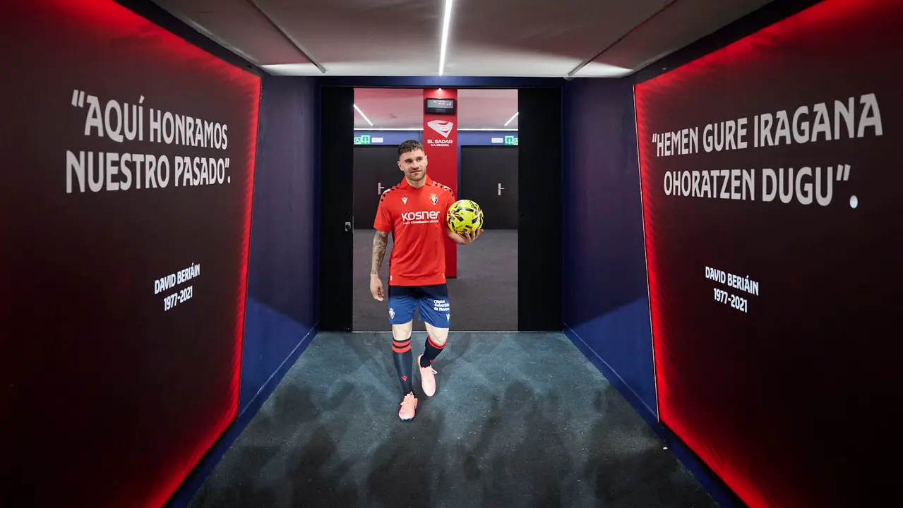 Presentaci&oacute;n de Javi Gal&aacute;n, nuevo jugador de Osasuna para lo que queda de temporada 2025/2026. PABLO LASAOSA
