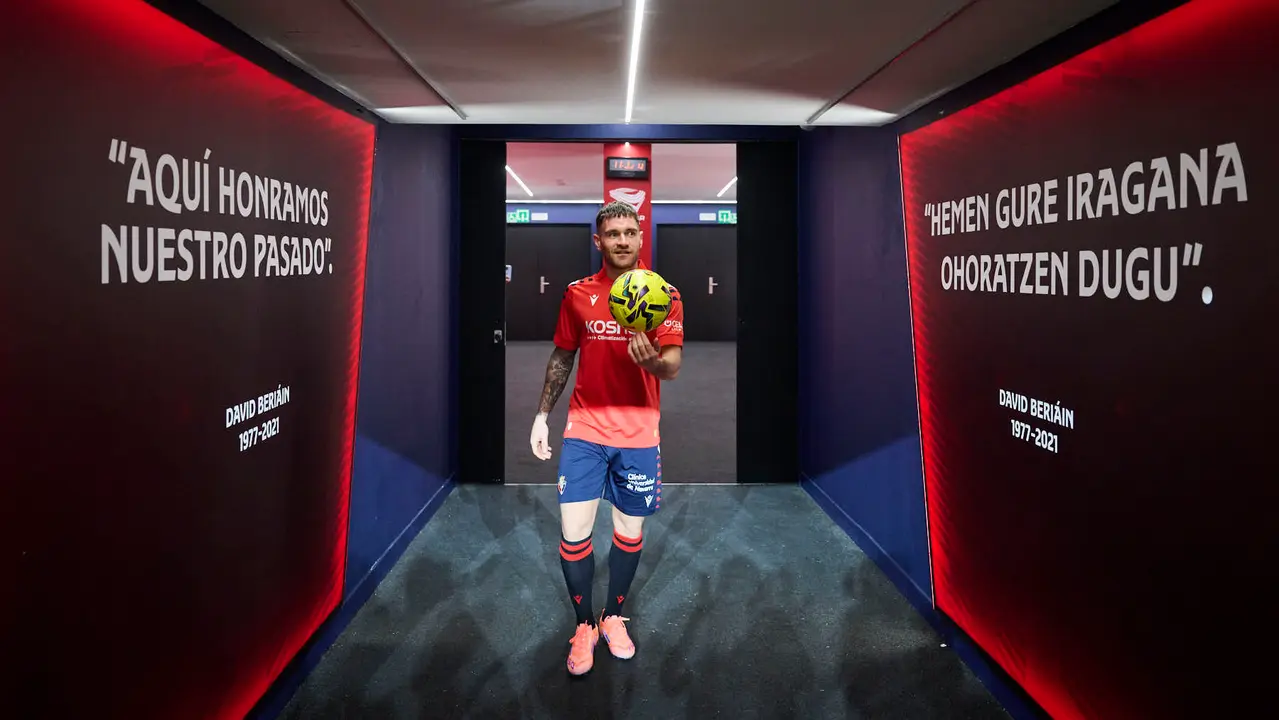 Presentaci&oacute;n de Javi Gal&aacute;n, nuevo jugador de Osasuna para lo que queda de temporada 2025/2026. PABLO LASAOSA