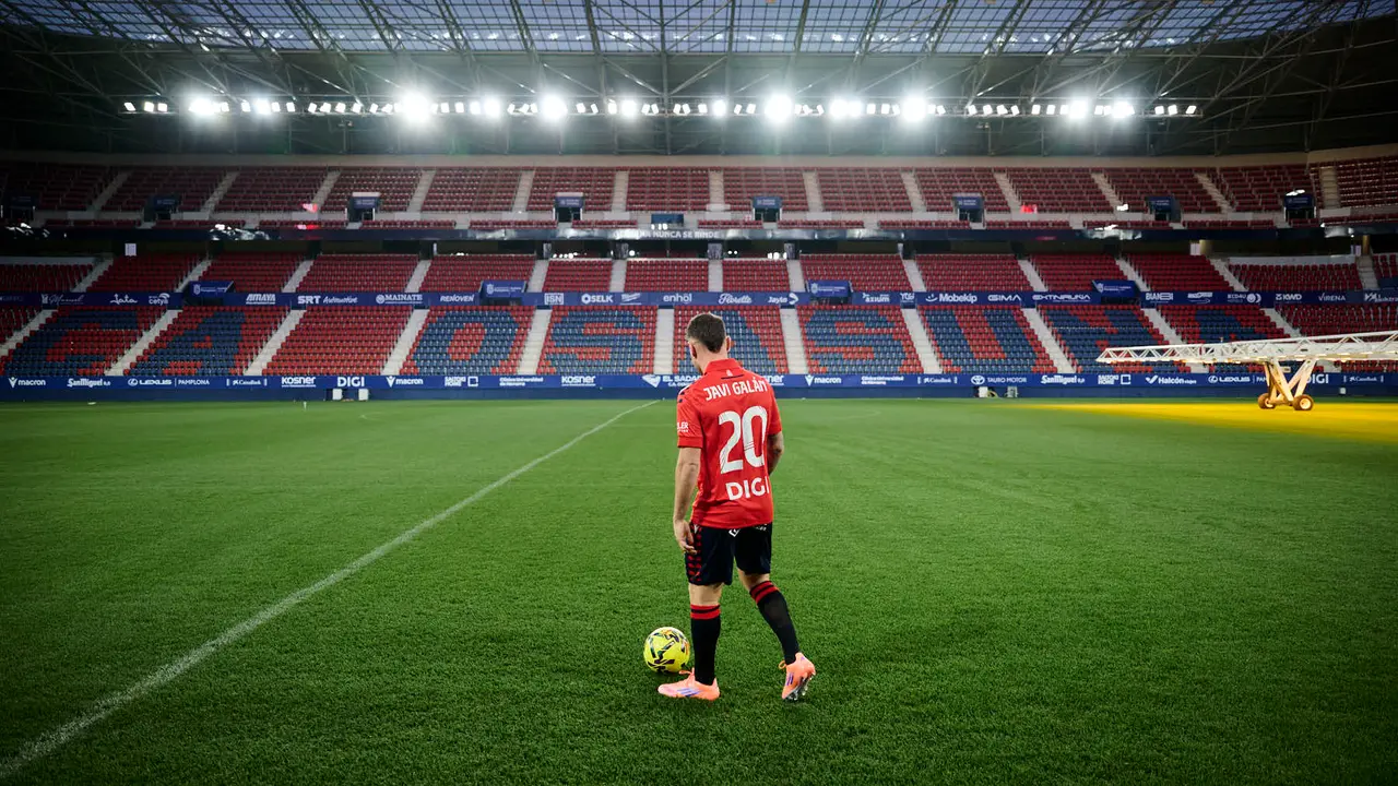 Presentaci&oacute;n de Javi Gal&aacute;n, nuevo jugador de Osasuna para lo que queda de temporada 2025/2026. PABLO LASAOSA